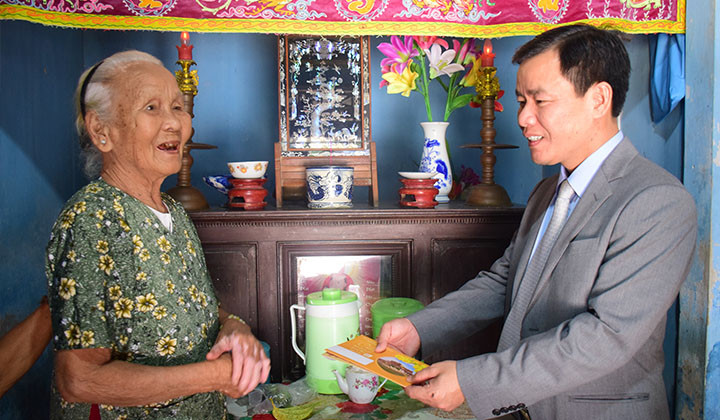 Ông Phương từng tốt nghiệp Thạc sỹ Kinh tế học; Kỹ sư xây dựng dân dụng và Công nghiệp; Cử nhân Toán học.