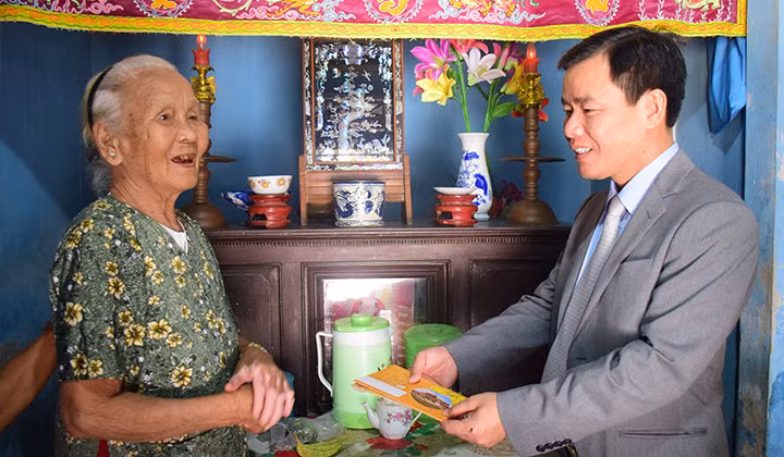 Ông Phương từng tốt nghiệp Thạc sỹ Kinh tế học; Kỹ sư xây dựng dân dụng và Công nghiệp; Cử nhân Toán học.