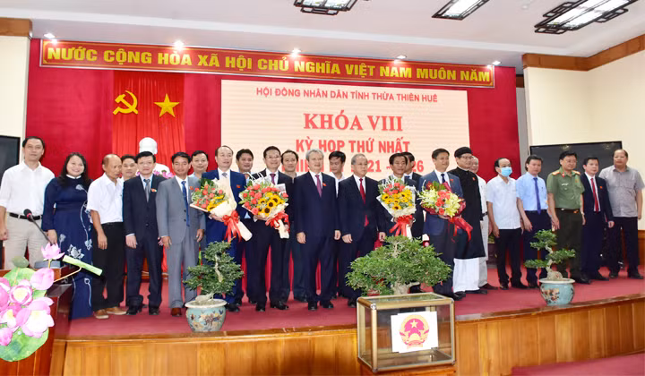 Phát biểu nhận nhiệm vụ, tân Chủ tịch UBND tỉnh Thừa Thiên - Huế Nguyễn Văn Phương cho biết, với trọng trách được giao là người đứng đầu UBND tỉnh, sẽ học hỏi, kế thừa những thành quả, kinh nghiệm quý của các bậc lãnh đạo tiền nhiệm. 