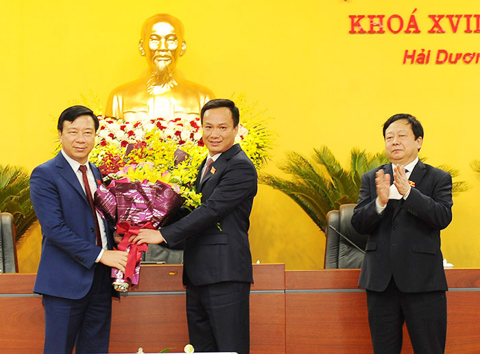 Phát biểu nhận nhiệm vụ, tân Chủ tịch UBND tỉnh Hải Dương Triệu Thế Hùng khẳng định sẽ nỗ lực hết mình, nhanh chóng tiếp cận nhiệm vụ, kế thừa những thành quả, những kinh nghiệm quý báu, nguyện đem hết khả năng, trí tuệ và tâm huyết của mình, chung sức, đồng lòng cùng tập thể Ban Cán sự Đảng và các thành viên UBND tỉnh chung tay xây dựng hệ thống chính quyền từ tỉnh đến cơ sở ngày càng vững mạnh, hoạt động hiệu lực, hiệu quả, vì sự phát triển của tỉnh, vì sự ấm no, hạnh phúc của nhân dân Hải Dương. 