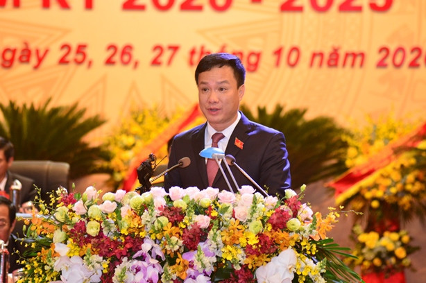 Ông Triệu Thế Hùng sinh ngày 14/8/1971, quê quán xã Tân Triều, huyện Thanh Trì, thành phố Hà Nội. Trình độ lý luận chính trị: Cao cấp. Trình độ chuyên môn: Phó Giáo sư, Tiến sĩ Văn hóa học, Cử nhân Sư phạm văn hóa nghệ thuật.