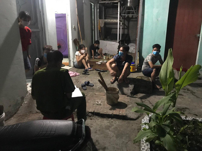  Bất chấp “lệnh” giãn cách, chủ trọ Bắc Giang cùng 6 người nhậu xem bóng đá: Đêm 11/6, ông Lương Văn M. (thôn Quyết Tiến, xã Tiền Phong, Yên Dũng) đã mang bia từ nhà riêng vào khu trọ cùng 6 người khác là công nhân thuê trọ xem bóng đá. Cảnh sát sau đó phát hiện, lập biên bản và hiện huyện Yên Dũng đang xem xét xử lý vi phạm phòng dịch.