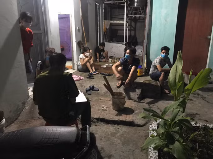 Tin nong ngay 12/6: Chu tro Bac Giang cung 6 nguoi nhau xem bong da