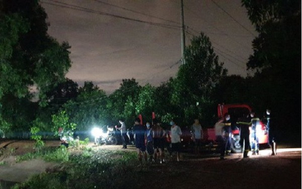  Ăn nhậu giữa mùa dịch, một người rơi xuống kênh tử vong: Chiều 11/6, một nhóm nam nữ tụ tập ăn nhậu bên bờ kênh Bình Điền, thuộc phường Tân An, TP Thủ Dầu Một, tỉnh Bình Dương, sau đó bị công an nhắc nhở. Sau đó, anh N.H.T (24 tuổi, quê Đắk Lắk) đi ra khu vực bờ kênh đứng thì bị trượt chân rơi xuống kênh và bị đuối nước tử vong.