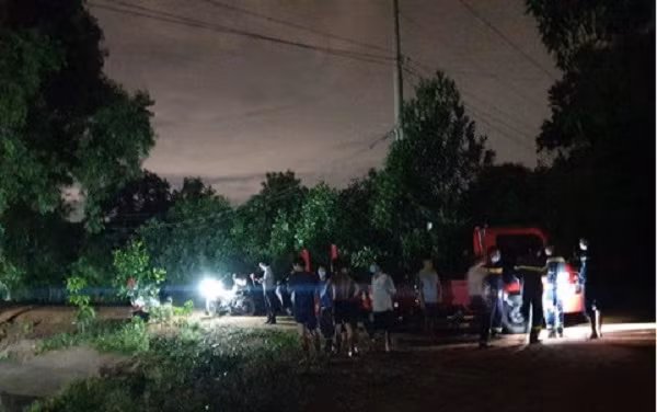  Ăn nhậu giữa mùa dịch, một người rơi xuống kênh tử vong: Chiều 11/6, một nhóm nam nữ tụ tập ăn nhậu bên bờ kênh Bình Điền, thuộc phường Tân An, TP Thủ Dầu Một, tỉnh Bình Dương, sau đó bị công an nhắc nhở. Sau đó, anh N.H.T (24 tuổi, quê Đắk Lắk) đi ra khu vực bờ kênh đứng thì bị trượt chân rơi xuống kênh và bị đuối nước tử vong.