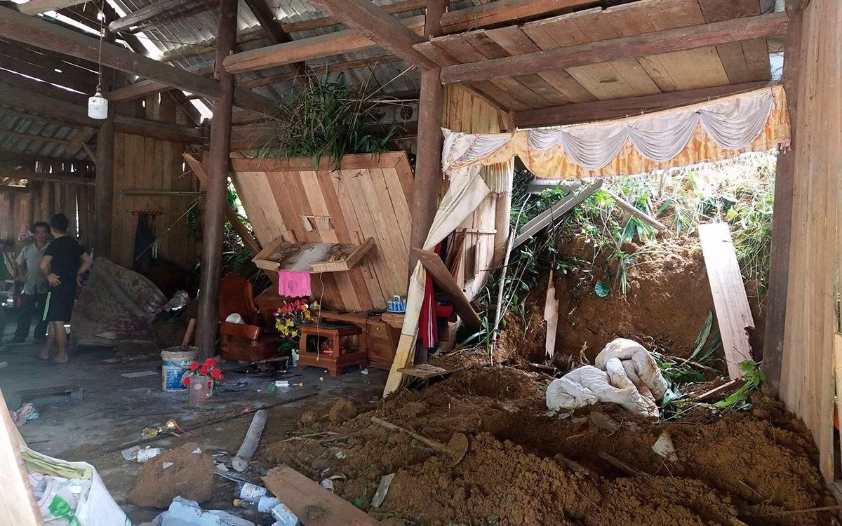  Tường nhà đổ sập sau vụ sạt lở, một người phụ nữ tử vong: Vào 13h40 phút ngày 11/6, tại bản Bông 3, xã Bảo Hà (huyện Bảo Yên, Lào Cai) xảy ra mưa lớn. Một lượng đất đá ở đồi phía sau một căn hộ sạt lở khiến chị Đặng Thị Mùi (SN 1982, người dân tộc Dao) bị thiệt mạng. Lực lượng chức năng sau đó huy động trên 50 người tham gia đào đất tìm kiếm nạn nhân.