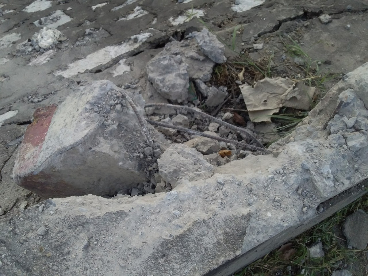 Cột bê tông vỡ sau vụ tai nạn khi xe ô tô đánh lái va quệt.