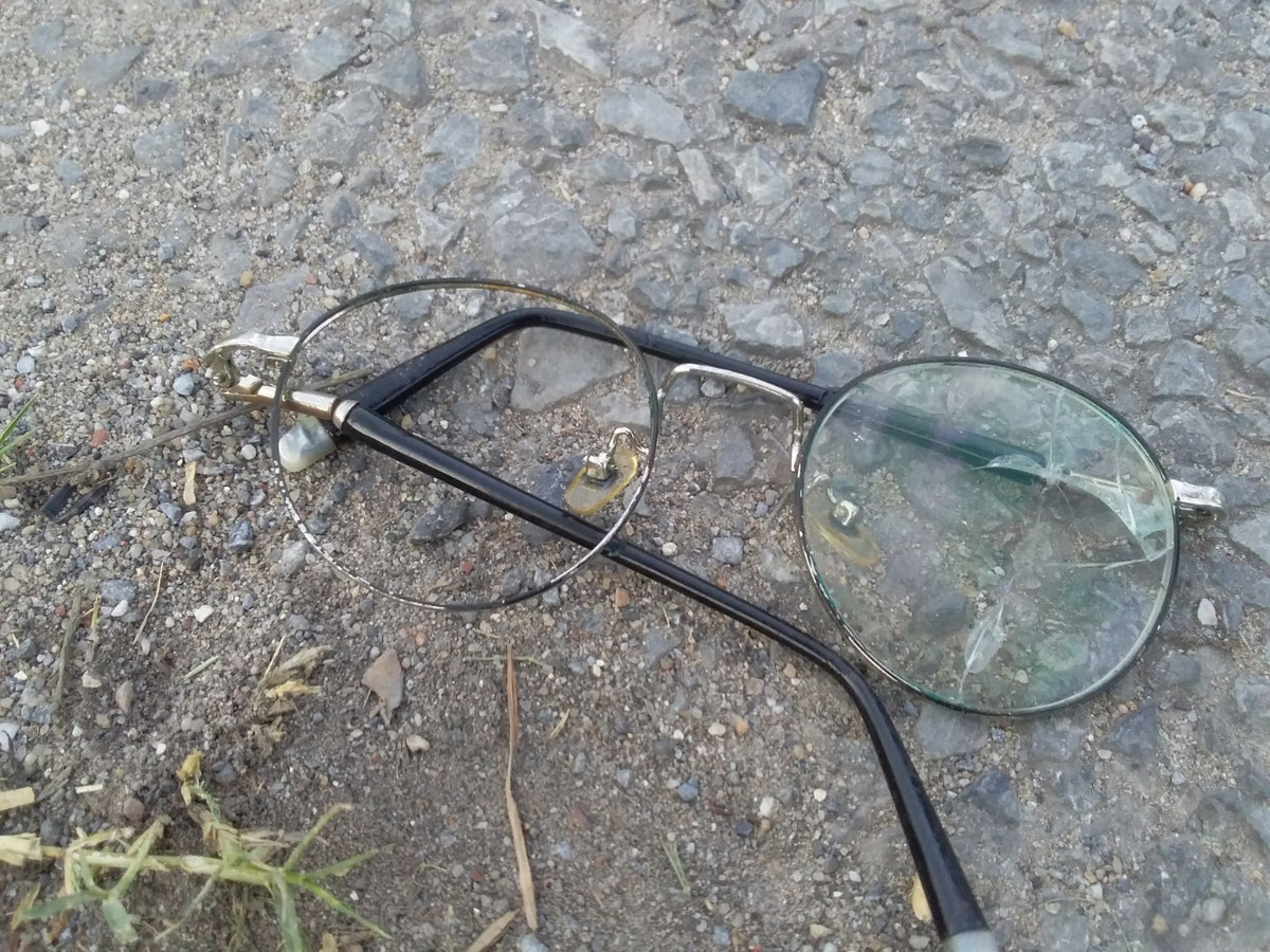 Kính mắt vương vãi tại hiện trường.