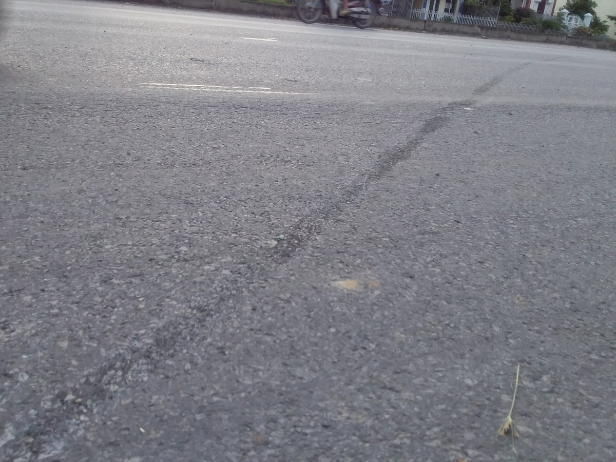 Dấu vết xe máy điện bị kéo lê sau vụ va chạm. Vụ việc đang được Cơ quan CSĐT Công an huyện Gia Lộc phối hợp với VKSND cùng cấp và các đơn vị liên quan giải quyết theo quy định của pháp luật.