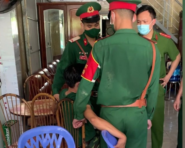  Thanh niên giả danh sĩ quan Quân đội đi “tán gái”: Công an TP Hạ Long (Quảng Ninh) vừa xử phạt hành chính Trần Văn Hiếu (32 tuổi, Bắc Giang) về hành vi giả danh sĩ quan quân đội. Trước đó, tại khu vực bến xe Bãi Cháy, Hiếu bị phát hiện giả danh khi mặc quân phục dã chiến Quân đội, đeo quân hàm Thiếu tá. Hiếu khai nhận từ năm 2016 đi mua quân phục và đặt làm giấy chứng minh sĩ quan giả. Hiếu thường xuyên mặc quân phục, đeo hàm Thiếu tá để đi tán gái và đã tán được rất nhiều phụ nữ tại Hà Nội, TP Hồ Chí Minh, Quảng Ninh, Ninh Bình… 