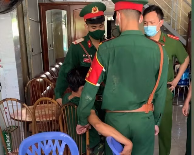  Thanh niên giả danh sĩ quan Quân đội đi “tán gái”: Công an TP Hạ Long (Quảng Ninh) vừa xử phạt hành chính Trần Văn Hiếu (32 tuổi, Bắc Giang) về hành vi giả danh sĩ quan quân đội. Trước đó, tại khu vực bến xe Bãi Cháy, Hiếu bị phát hiện giả danh khi mặc quân phục dã chiến Quân đội, đeo quân hàm Thiếu tá. Hiếu khai nhận từ năm 2016 đi mua quân phục và đặt làm giấy chứng minh sĩ quan giả. Hiếu thường xuyên mặc quân phục, đeo hàm Thiếu tá để đi tán gái và đã tán được rất nhiều phụ nữ tại Hà Nội, TP Hồ Chí Minh, Quảng Ninh, Ninh Bình… 