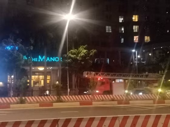  Nam thanh niên té lầu, tử vong ở chung cư The Manor: Khoảng 20h30 tối 19/6, một bảo vệ tại chung cư The Manor trên đường Nguyễn Hữu Cảnh, phường 22, quận Bình Thạnh, TPHCM phát hiện thanh niên té lầu, nằm bất động ở ban công tầng 2. Nạn nhân là anh N.T.A. (SN 1997, trú tại TP Hà Nội) nằm bất động và đã tử vong tại ban công tầng 2 của toà nhà. Trước khi xảy ra vụ tai nạn, anh A. căn hộ ở một mình và vừa dọn tới trong ngày 19/6. Ảnh: SGGP