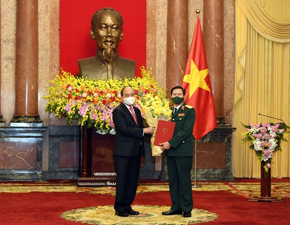 Chủ tịch nước đề nghị Thượng tướng Nguyễn Tân Cương, tiếp tục rèn luyện bản lĩnh chính trị, tư tưởng, tuyệt đối trung thành với Đảng, Nhà nước và nhân dân; nỗ lực cùng Quân ủy Trung ương, Bộ Quốc phòng làm tốt hơn nữa công tác tham mưu cho Đảng, Nhà nước lãnh đạo, chỉ đạo nâng cao chất lượng huấn luyện, sẵn sàng chiến đấu, bảo đảm Quân đội luôn hoàn thành xuất sắc nhiệm vụ mà Đảng, Nhà nước và nhân dân giao phó.