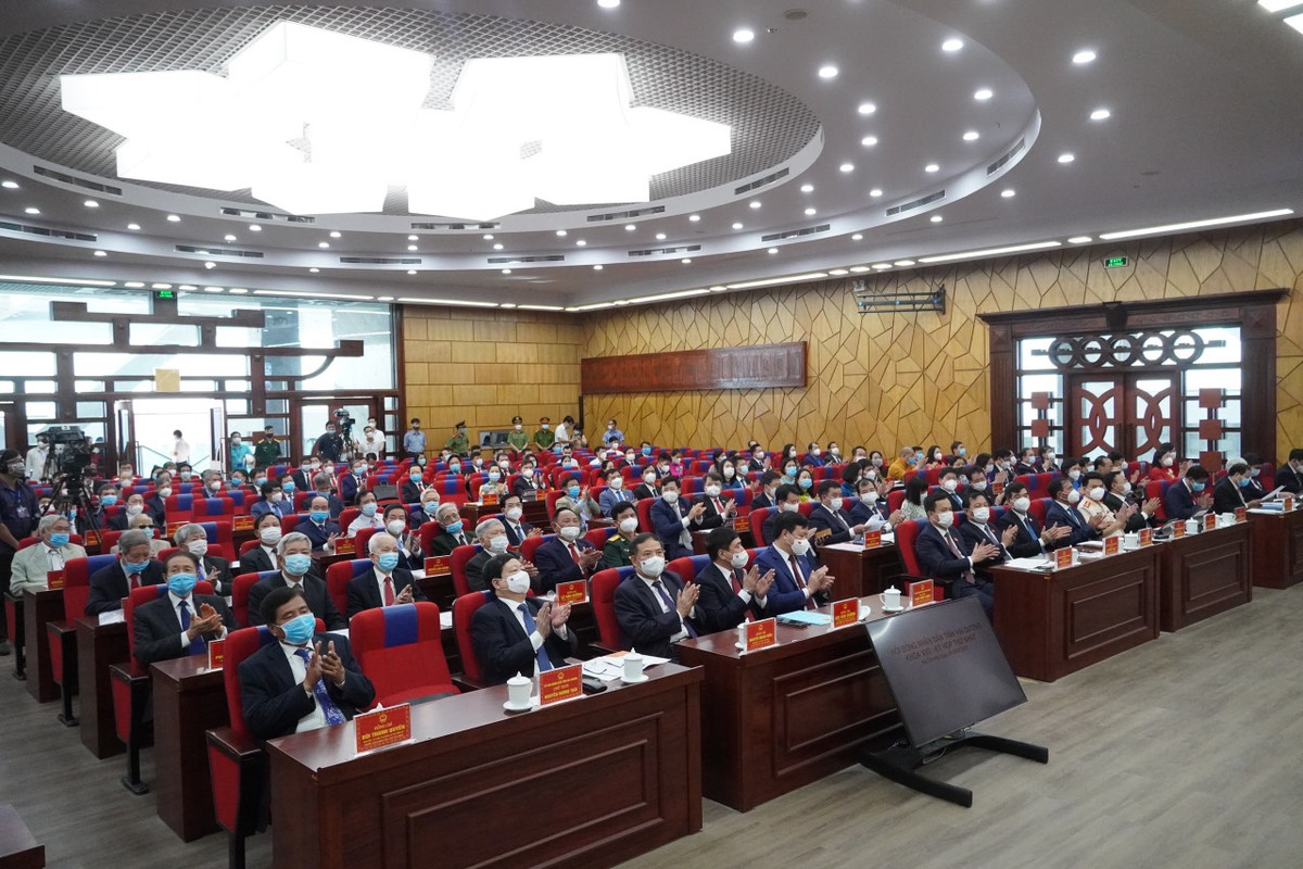 Tân Chủ tịch UBND tỉnh Hải Dương mong muốn và đề nghị đội ngũ cán bộ, công chức, viên chức, người lao động trong toàn tỉnh tiếp tục nêu cao tinh thần trách nhiệm, chấp hành nghiêm kỷ luật, kỷ cương hành chính, không ngừng học tập nâng cao trình độ chuyên môn, năng lực thực thi công vụ, thống nhất nhận thức hành động với quyết tâm cao nhất, đoàn kết chung tay xây dựng hệ thống chính quyền từ tỉnh đến cơ sở trong sạch, vững mạnh, hoạt động hiệu lực, hiệu quả, hết lòng, hết sức phục vụ nhân dân, đóng góp tích cực vì sự phát triển chung của tỉnh.