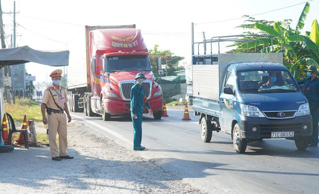  Đồng Tháp: Người từ quận Gò Vấp và phường Thạnh Lộc, quận 12 cách ly tập trung ít nhất 21 ngày.Người về từ các địa phương khác của TP.HCM tự theo dõi sức khỏe tại nhà ít nhất 14 ngày.