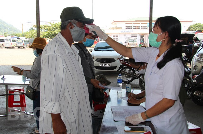  Bình Định: Người ở vùng cách ly xã hội, điểm dịch từ TP.HCM khi đến/về Bình Định sẽ cách ly tập trung. Người đến/về từ các khu vực còn lại thuộc TP.HCM: cách ly tại nhà 14 ngày.