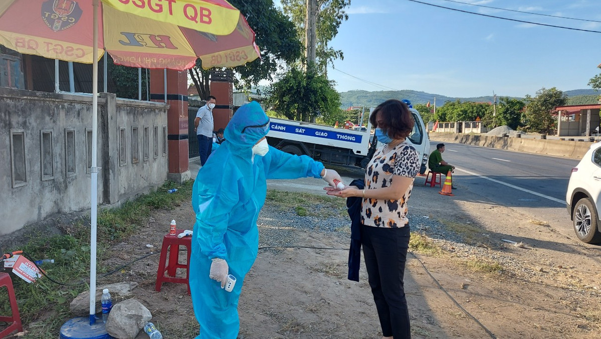  Quảng Bình. Tỉnh Quảng Bình áp dụng cách ly tập trung 21 ngày và lấy mẫu xét nghiệm COVID-19 đối với các trường hợp từng đi đến, trở về từ các khu vực, điểm dịch, vùng phong tỏa… của TP HCM theo chỉ thị số 16. Người về từ các quận, huyện còn lại của TP HCM phải khai báo y tế bắt buộc và áp dụng biện pháp cách ly tại nhà trong vòng 14 ngày theo quy định.