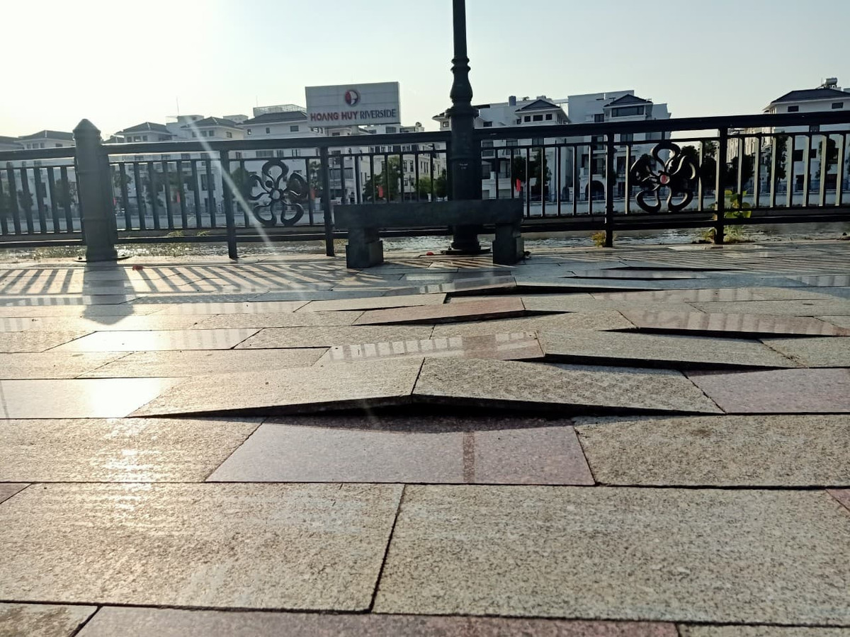 Hình ảnh khiến người dân đặt nhiều câu hỏi liên quan chất lượng vỉa hè tuyến đường này.