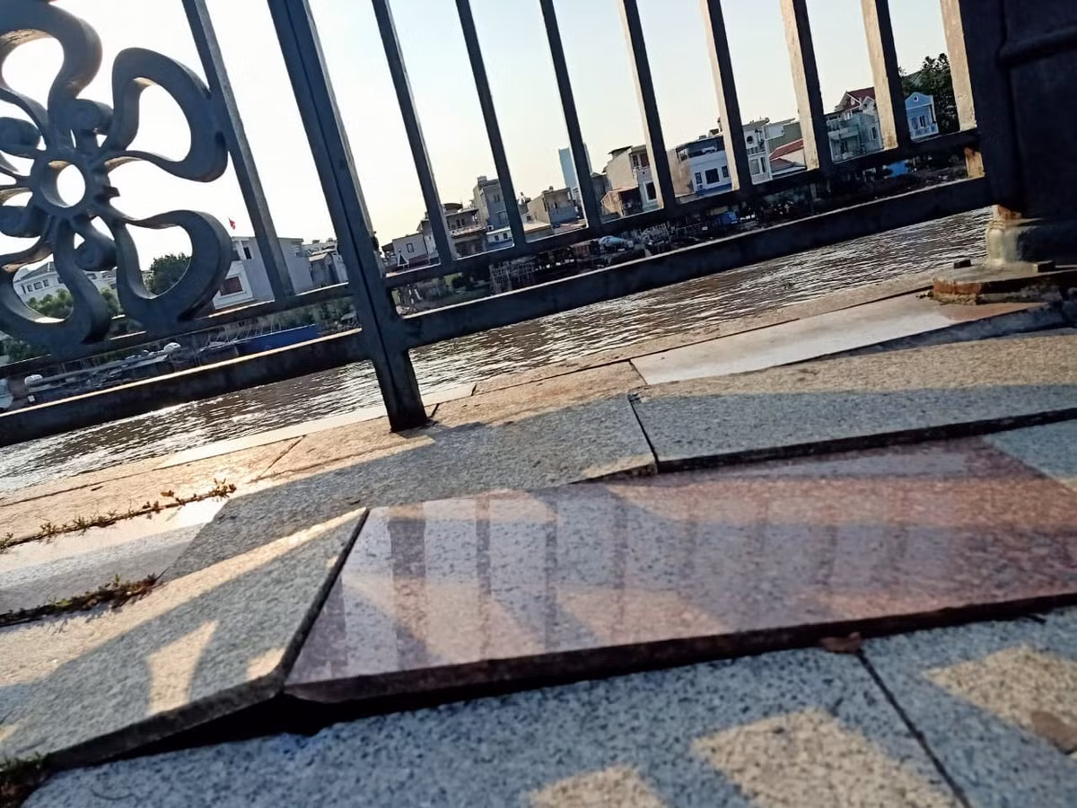 Những viên gạch lát nền phồng rộp.