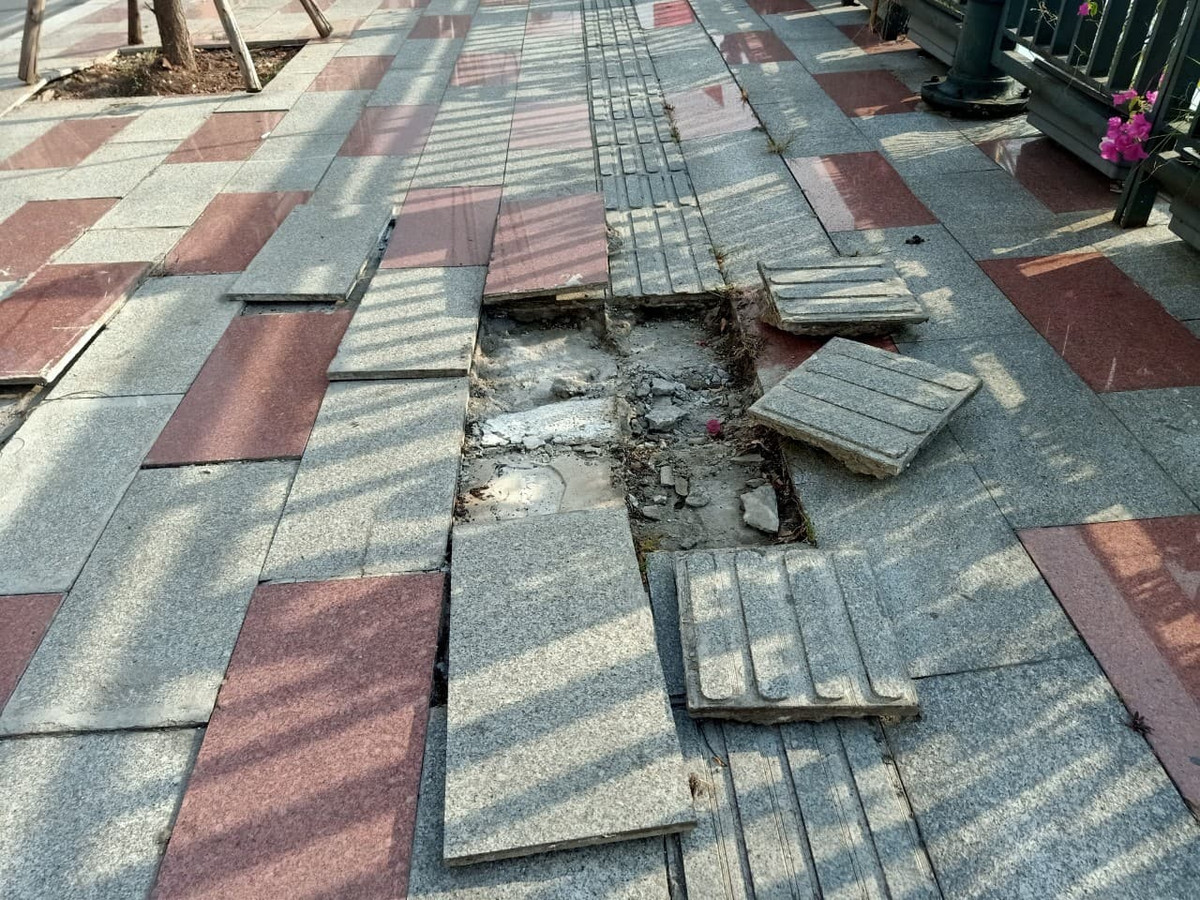 Theo Ban quản lý đầu tư các công trình xây dựng quận Hồng Bàng, phần làm nền hè do Công ty CP Trung Thủy tại Hải Phòng thực hiện, gói thầu kè bờ sông là liên danh 68 Hồng Hà ở Hà Nội thi công.