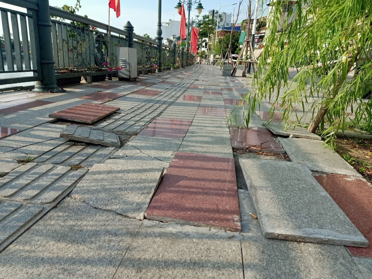 Hải Phòng: Cận cảnh vỉa hè phố đi bộ Tam Bạc sụt lún, bong tróc - Hình 2 Hai Phong: Can canh via he pho di bo Tam Bac sut lun, bong troc-Hinh-2