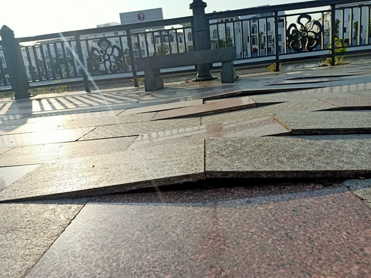 Lý giải của Ban quản lý đầu tư các công trình xây dựng quận Hồng Bàng về nguyên nhân vì sao đá lát nền lại bị bong tróc, cong vênh là do vỉa hè được lát bằng đá tự nhiên, nên khi nhiệt độ thay đổi có hiện tượng bong tróc. 