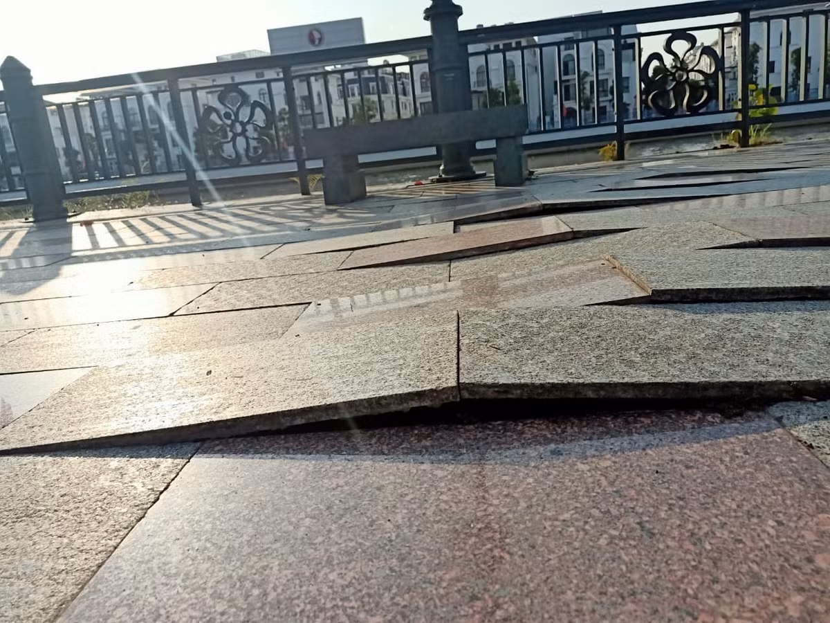 Lý giải của Ban quản lý đầu tư các công trình xây dựng quận Hồng Bàng về nguyên nhân vì sao đá lát nền lại bị bong tróc, cong vênh là do vỉa hè được lát bằng đá tự nhiên, nên khi nhiệt độ thay đổi có hiện tượng bong tróc. 