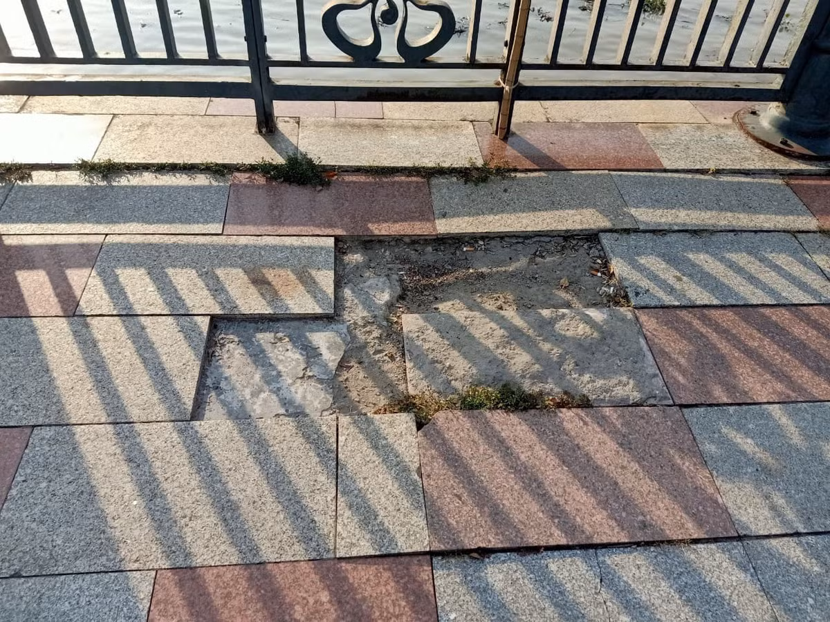 Nhiều viên gạch lát nền đã bị tróc khiến vỉa hè trở lên xấu xí.