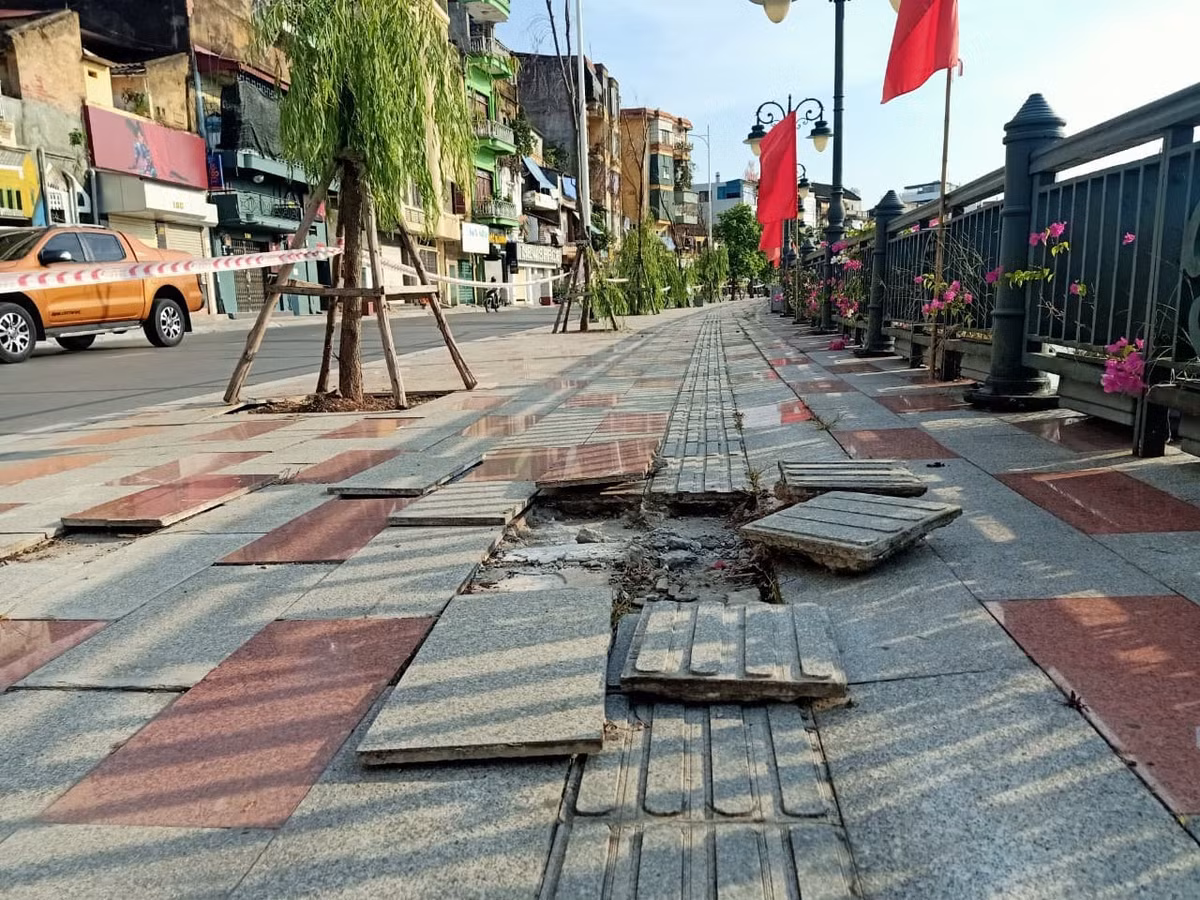 Công trình thi công ở cạnh sông có độ uốn lượn, nhiệt độ cao sẽ có sự giãn nở. Hơn nữa đợt này do thời tiết nắng nóng nên khi phát hiện Ban quản lý yêu cầu nhà thầu phải xử lý do công trình chưa được bàn giao. Theo kế hoạch phải hết năm 2021 thì mới bàn giao xong… Đến nay, công trình này đã qua 3 lần sửa chữa như vậy.