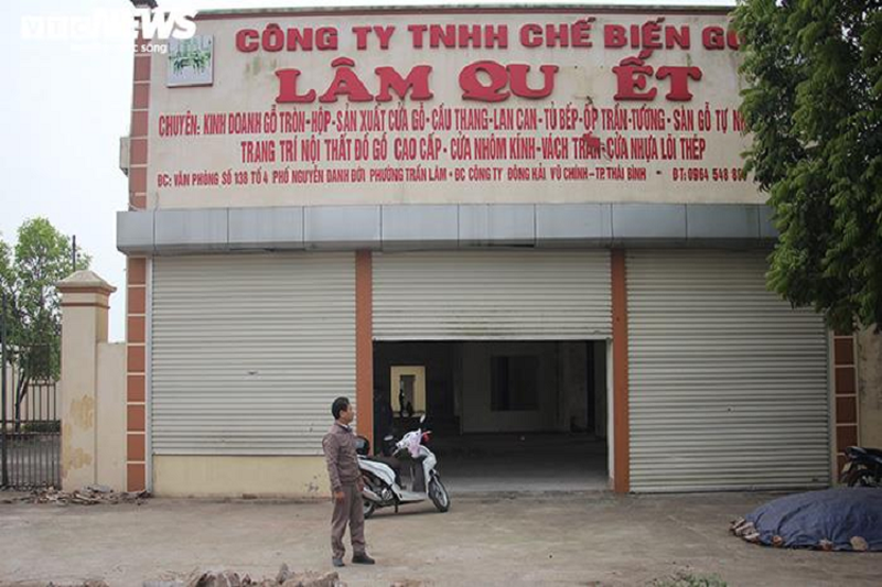 Sau khi công nhân ra về, chỉ còn ông Nguyễn Văn Nhàn (SN 1970) và ông Nguyễn Bá Ngọc (SN 1973, cùng trú huyện Thái Thụy, tỉnh Thái Bình - em trai ruột ông Lẫm, được giao quyền quản lý công ty). Ông Nhàn, ông Ngọc sinh hoạt, ăn ở dãy nhà phía sau dành cho công nhân của công ty. 