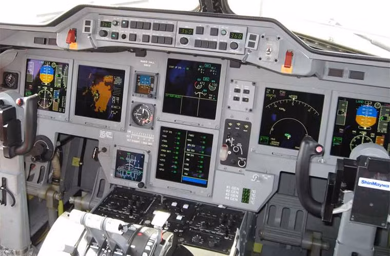 Cận cảnh buồng lái tiên tiến của thủy phi cơ US-2 với các màn hình LCD màu, trang bị hệ thống lái fly-by-wire.