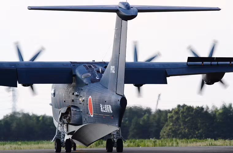 US-2 được thiết kế khung thân linh hoạt cho phép nó chuyển đổi dễ dàng thành thủy phi cơ chữa cháy, máy bay chở khách hoặc máy bay đa năng. Cánh và thân máy bay làm bằng vật liệu composite nhẹ nhưng bền.