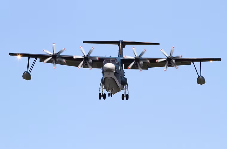 Thủy phi cơ US-2 có kích cỡ rất lớn với chiều dài 33,46m, cao 9,8m, sải cánh 33,15m, trọng lượng rỗng khoảng 25,63 tấn, trọng lượng cất cánh tối đa lên tới 47,7 tấn. Với kích cỡ này, US-2 là một trong những thủy phi cơ lớn nhất thế giới hiện nay khi mà mẫu Be-200 dùng động cơ phản lực của Nga cũng chỉ có trọng lượng cất cánh 37-41 tấn.