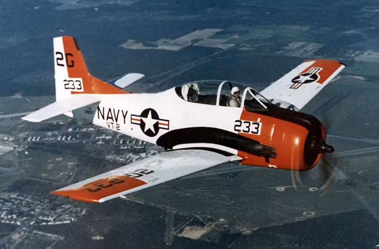 Dù là máy bay động cơ cánh quạt nhưng T-28 có kích cỡ khá lớn, với chiều dài 10,06m, sải cánh 12,22m, cao 3,86m, trọng lượng cất cánh tối đa 3,85 tấn.