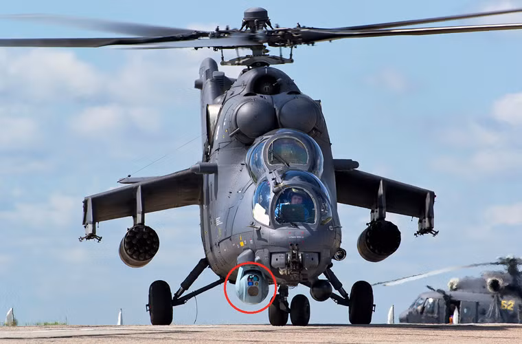 So với Mi-24V, Mi-35M được nâng cấp đáng kể về hệ thống điện tử hàng không bao gồm gói hệ thống trinh sát nhìn đêm. Ảnh: Tổ hợp ngắm bắn/đo xa quang điện tử GOES-342 (tròn đỏ) gồm kênh dẫn đường ảnh nhiệt, đo xa laser, TV.
