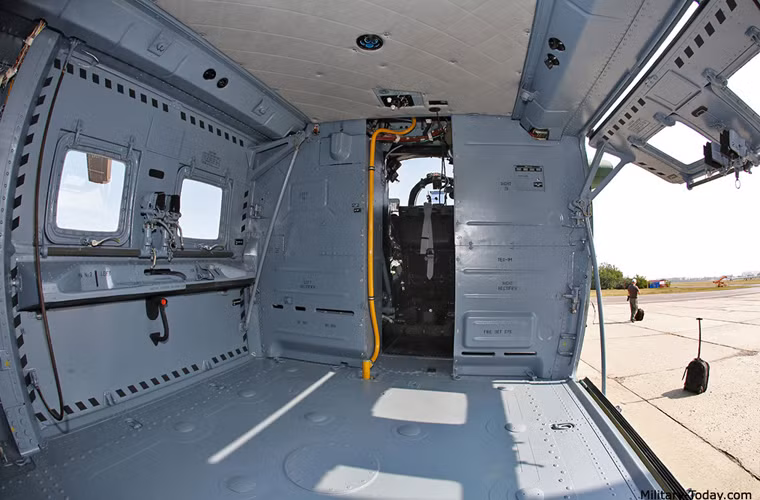 Thiết kế khoang chở quân vẫn tồn tại trên trực thăng tấn công hạng nặng Mi-35M với khả năng chở 8 lính đầy đủ vũ trang hoặc tải thương khi cần.