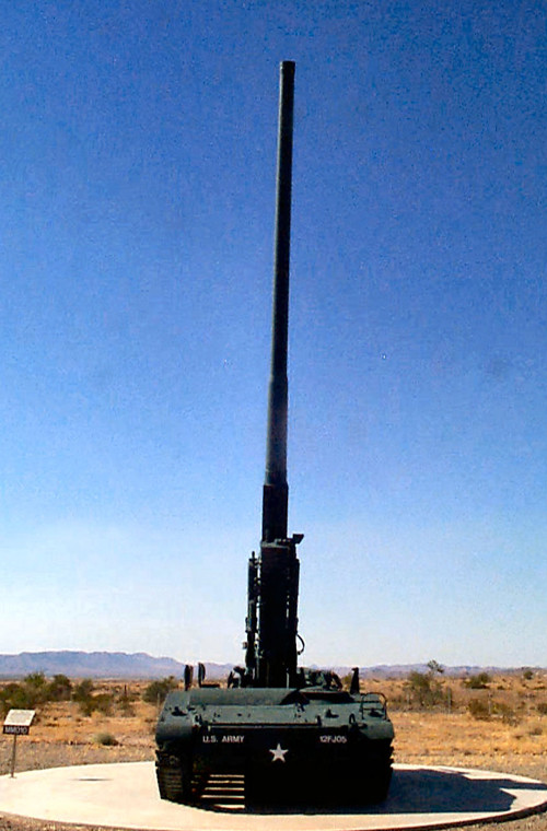 Hệ thống pháo tự hành tầm xa M107 được thiết kế theo yêu cầu của Quân đội Mỹ cuối những năm 1950. Nó được thiết kế nhằm bắn những viên đạn đi khoảng cách xa, nhắm vào mục tiêu chiến lược vùng hậu phương (như là kho nhiên liệu, trạm xe lửa, căn cứ không quân, bộ chỉ huy).