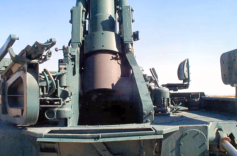 Pháo M107 trang bị 2 loại đạn chủ yếu: đạn thuốc nổ mạnh M437 nặng 66,6kg và đạn hạt nhân nặng sức công phá 15 kiloton (tuy nhiên loại đạn này hiếm khi sử dụng). Pháo có thể đạt đạt tầm bắn tối đa tới 40km, nhưng tốc độ bắn thì “siêu chậm”, tối đa 2 phát/phút, trung bình 1 phát/phút.