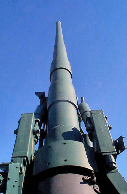 Hệ thống M107 trang bị nòng pháo M113 cỡ 175mm (tuổi thọ 700-1.200 phát) đặt trên giá pháo M158. Tất cả cùng được lắp trên khung gầm cơ sở xe bánh xích M548.