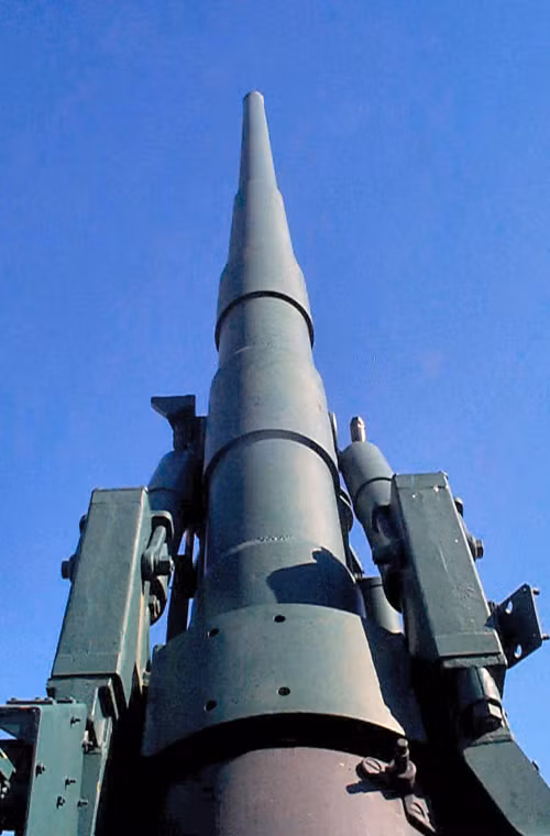 Hệ thống M107 trang bị nòng pháo M113 cỡ 175mm (tuổi thọ 700-1.200 phát) đặt trên giá pháo M158. Tất cả cùng được lắp trên khung gầm cơ sở xe bánh xích M548.