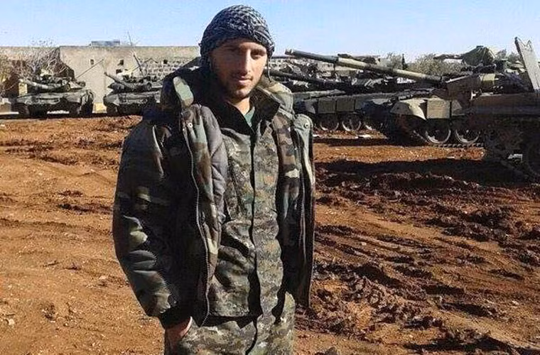 Tiếp tục xuất hiện nhiều hình ảnh cho thấy Quân đội Nga đã triển khai số lượng nhỏ xe tăng T-90 hiện đại tới Syria tham chiến chống IS và các phe phái nổi dậy khác. Ảnh: Một binh sĩ Syria đứng cạnh dàn tăng T-90 hiện đại.