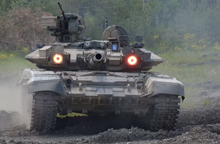 Cùng với đó, T-90 còn được trang bị hệ thống gây nhiễu quang điện tử TShU-1-7 Shtora-1 có khả năng vô hiệu hóa các hệ thống dẫn bắn trên xe tăng, xe bọc thép hay tổ hợp tên lửa chống tăng vác vai. Hiện trên T-72B3 không có trang bị này.