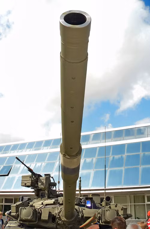 Về mặt hỏa lực, T-72B3 và T-90 cùng sử dụng pháo nòng trơn 2A46M 125mm kết hợp hệ thống nạp đạn tự động và khả năng phóng tên lửa chống tăng qua nòng. Nhìn chung, khả năng chống tăng của T-72B3 và T-90 là tương đương nhau.