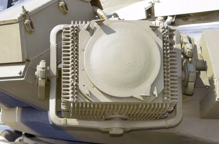 Cận cảnh một trong hai đèn hồng ngoại (thành phần của hệ thống Shtora-1) sẽ liên tục phát xung hồng ngoại theo quy tắc để làm nhiễu khi phát hiện có tên lửa chống tăng đang bay tới.