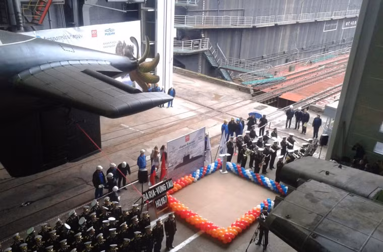 Phần chân vịt tàu ngầm không được che đi.