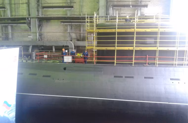 Phần thân tàu ngầm Kilo mang tên HQ-187 Bà Rịa – Vũng Tàu với thượng tầng vẫn chưa hoàn thiện. Sau khi hạ thủy, phần này sẽ tiếp tục được hoàn thiện và bắt đầu các cuộc thử nghiệm tĩnh trên bến cảng trước khi thực hiện lần đi biển đầu tiên.