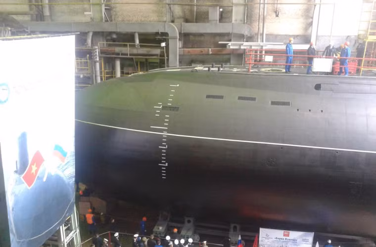 Đây là chiếc tàu ngầm Kilo cuối cùng trong loạt 6 tàu ngầm trị giá gần 2 tỷ USD mà Việt Nam đặt mua từ Nga. Hợp động được thực hiện chủ yếu bởi nhà máy đóng tàu Admiralty Verfi.