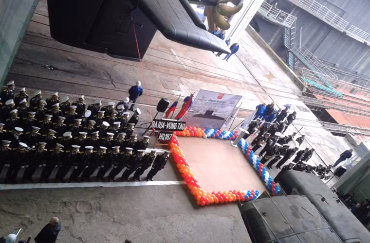 Kíp thủy thủ đoàn Việt Nam trong lễ hạ thủy tàu ngầm HQ-187 Bà Rịa – Vũng Tàu.