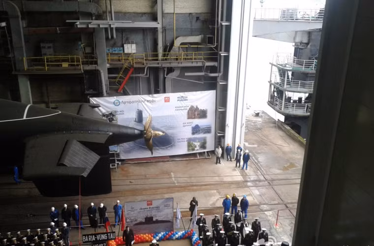 Tàu ngầm Bà Rịa – Vũng Tàu được khởi đóng vào cuối năm 2014, dự kiến bàn giao cho phía Việt Nam vào giữa hoặc cuối năm 2016.