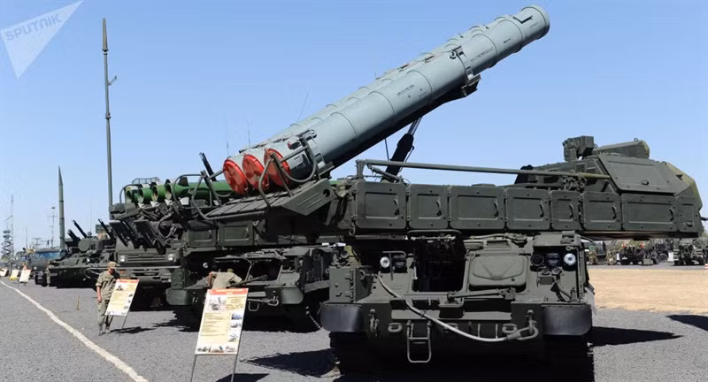 Được thiết kế với mục đích đi cùng lực lượng mặt đất nhằm thiết lập ô phòng không bảo vệ đội hình chiến đấu, hệ thống Buk-M3 cung cấp hiệu năng tác chiến vượt trội so với phiên bản đầu của hệ thống phòng không S-300 và có khả năng đánh chặn tên lửa đạn đạo tầm ngắn.